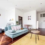 דירה Bonjardim W/ Balcony By Lovelystay *