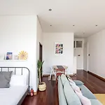 דירה Bonjardim W/ Balcony By Lovelystay *