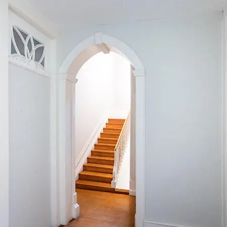 Bonjardim W/ Balcony By Lovelystay