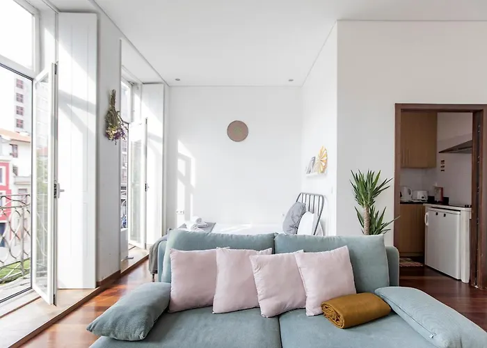 Bonjardim W/ Balcony By Lovelystay شقة بورتو