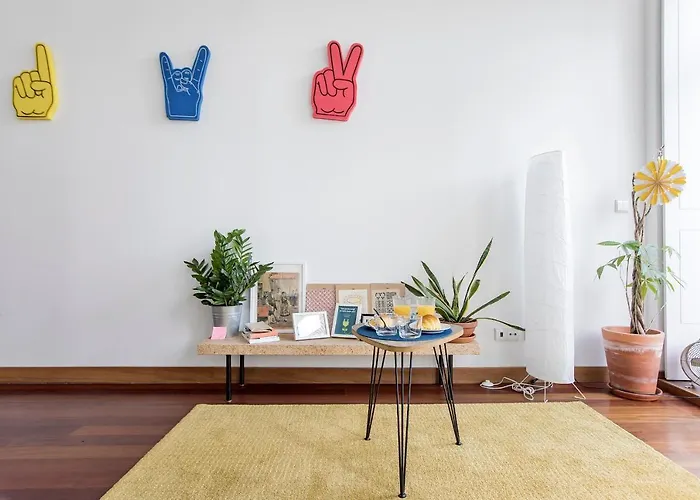 Bonjardim W/ Balcony By Lovelystay