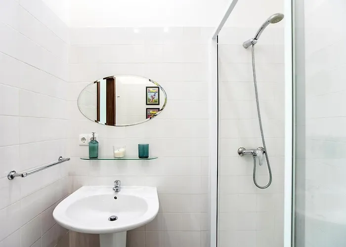 Bonjardim W/ Balcony By Lovelystay