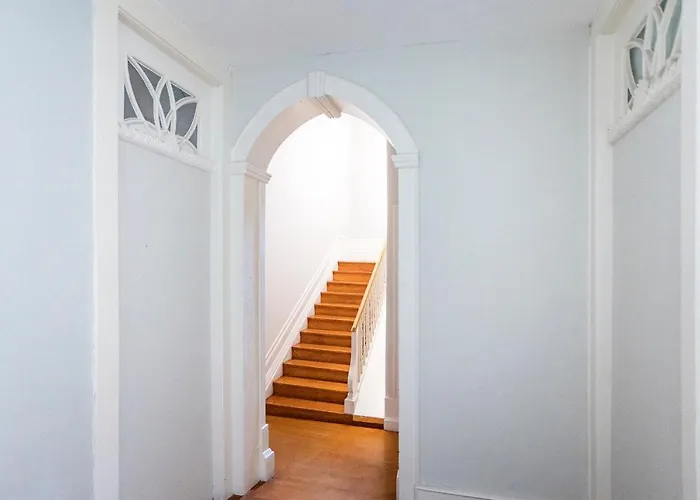 Bonjardim W/ Balcony By Lovelystay