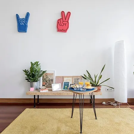 Bonjardim W/ Balcony By Lovelystay