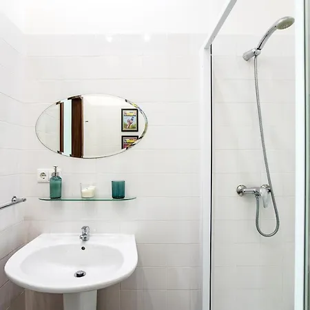 Bonjardim W/ Balcony By Lovelystay